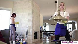 Volle blondine roodharige lesbische schoonmaaksters likken gladde kut en 69 op bed van klant