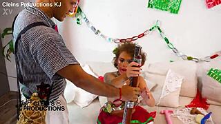 Whoa her huge ass takes double anal toys and fisting 😱