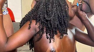 nosso amigo liberou a mulher dele pra gente meter na pretinha gostosa, novinha de 18 chorou na rola dotada