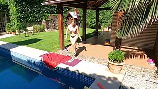 hva om svigermors enorme pupper hopper mens bassenggutten anal creampie'r den tjukke latina-rumpa doggy?