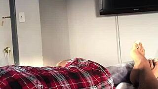 waking up to her soft morning handjob 😏✋💦