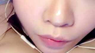 Chinese Webcam Girl Fingers Shaved Pussy Closeup