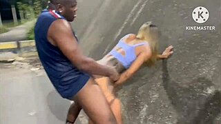 ei olha esposa traindo corno com negão dotado na rua sem gasolina 😂 e corno agradeceu!!