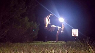 meti com dois fãs na rua aberta eles me foderam forte com pica preta sem camisinha