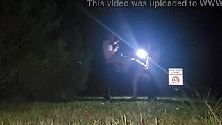 meti com dois fãs na rua aberta eles me foderam forte com pica preta sem camisinha