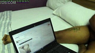 Chubby amateur fingers shaved pussy to squirting orgasm in voyeur close-up homemade verification clip