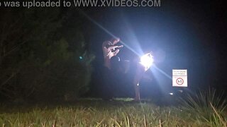 meti com dois fãs na rua aberta eles me foderam forte com pica preta sem camisinha