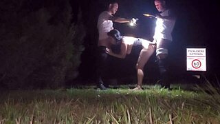 meti com dois fãs na rua aberta eles me foderam forte com pica preta sem camisinha