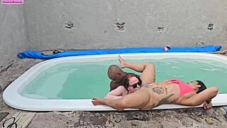 Aftrekken bij zwembad dan neuk ik twee geile chicks diep creampie 😈💦