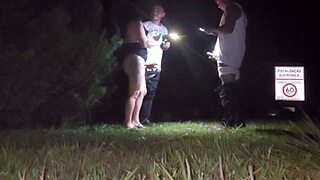 meti com dois fãs na rua aberta eles me foderam forte com pica preta sem camisinha