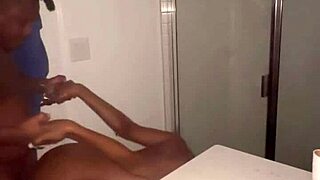 Gostosa magrinha no chuveiro leva foda de quatro na buceta molhada e rabo balançando 💦😈