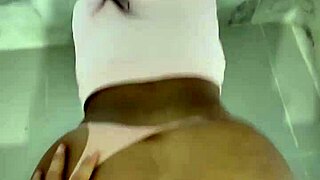 iba a limpiar el baño pero salí con el culo roto y lleno de semen