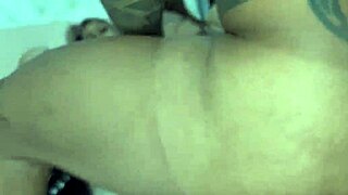 peguei as duas latinas tatuadas maquiando e enfiei o pincel no cuzinho das gostosas bbw