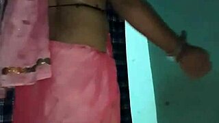 hey check this shemale shaking her saree in hot mujra dance