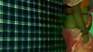 hey check this shemale shaking her saree in hot mujra dance