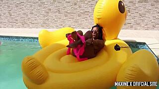 maxine x heads poolside outdoors dildo slamming her dripping wet cunt hard 💦🍆😩