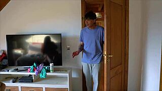 בעל מצטרף לזיון בת זוגו הקטנטונת 18+ של הבן חורג בשלישייה מטורפת