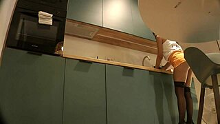 Hei gospodină sexy, arată buzele alea din chiloți în ciorapi tocuri și fustă mini aplecându-te în bucătărie?