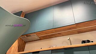 Hei gospodină sexy, arată buzele alea din chiloți în ciorapi tocuri și fustă mini aplecându-te în bucătărie?