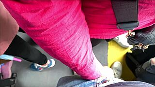 hey dude en el transporte publico tambien se liga con esta latina mostrando su culo 😏🍑