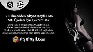 Mira cómo le follan duro el coño y culo apretados mientras duerme