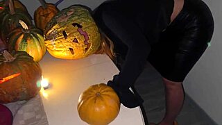 i'm squirting on halloween but tryyy not to cum early!!