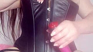 Mi madrastra takes cash to masturbate fat ass and pussy screaming my name in bed