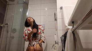 got such hot lesbian lick cum service at this hotel 👅💦