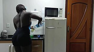 Hot Brazilian fitness babe gives neighbor free squat lesson watch her athletic ass drop low! 💦🍑🔥