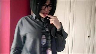 Η Chantalchannel καυτή σε αντρικά ρούχα τσιγκλάει ξυρισμένη υγρή πούτσα