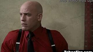 Lehrer will unschuldige 18+ mit MILF Direktorin in Dreier ficken?