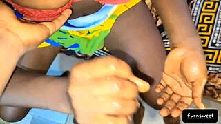 Paja curvilínea de ebony dormida aprieta tu polla juguetona