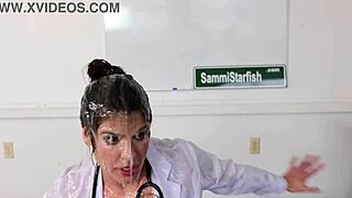 dojrzała pielęgniarka w pończochach pomaga lekarzowi spuścić masywną spermę na dupę