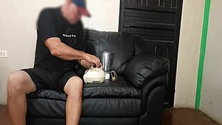 no tengo como pagarle al tecnico... le chupo la polla y me lo cogí rico