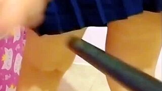 con mi profesor me dijo que me daria 500 por limpiar su apartamento despues de la escuela pero tenia otros planes profe sucio se aprovecha de la inocencia de chavita de escuela mexicana hasta hacerla gemir