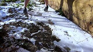 Milf stands behind garages pisses on dirty pussy in public 😈💦 outdoor fetish amateur!