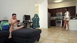 Pregnant Stepmom Anna Blowjob