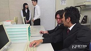 Novellina stressata Yui Watanabe pompa cazzo profondo e prende sborrata di sollievo