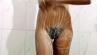 Non smetto di guardare milf bruna pipì in vasca tette pelose enormi