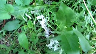 Milf stands behind garages pisses on dirty pussy in public 😈💦 outdoor fetish amateur!