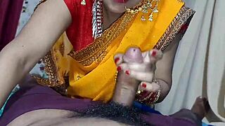 Bahuu sneaks into sasur's room for dirty Hindi talk fuck