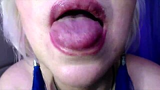 curvy mature stepmommy squirts wildly on virtual bed begging for it