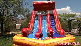 Aquelas lésbicas gostosas brincando bucetas raspadas ao ar livre tão quentes pra caralho