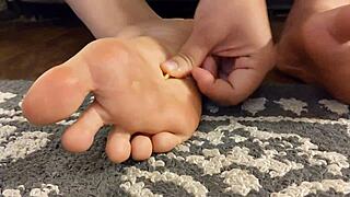 Giantess Yuki Sama's Huge Feet Smell Overwhelms Totally!