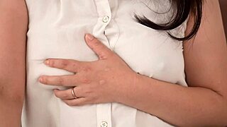 japanese milf vibes her mature pussy solo with big vibrator