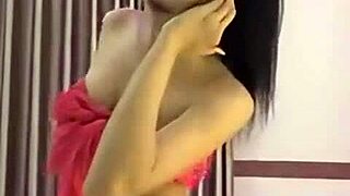 Vietnamese Asian Lâm Minh Hằng exposes shaved pussy in full nude tease