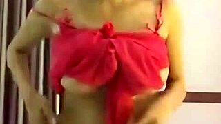 Vietnamese Asian Lâm Minh Hằng exposes shaved pussy in full nude tease