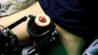 Muscular latina moans wildly on fucking machine