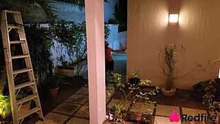 morena gostosa pega um susto com ladrão mas acaba gemendo no cuzinho fundo