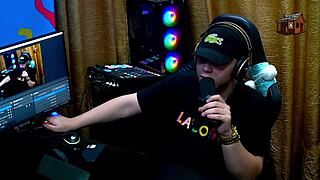 daniely and patricia kiss during podcast